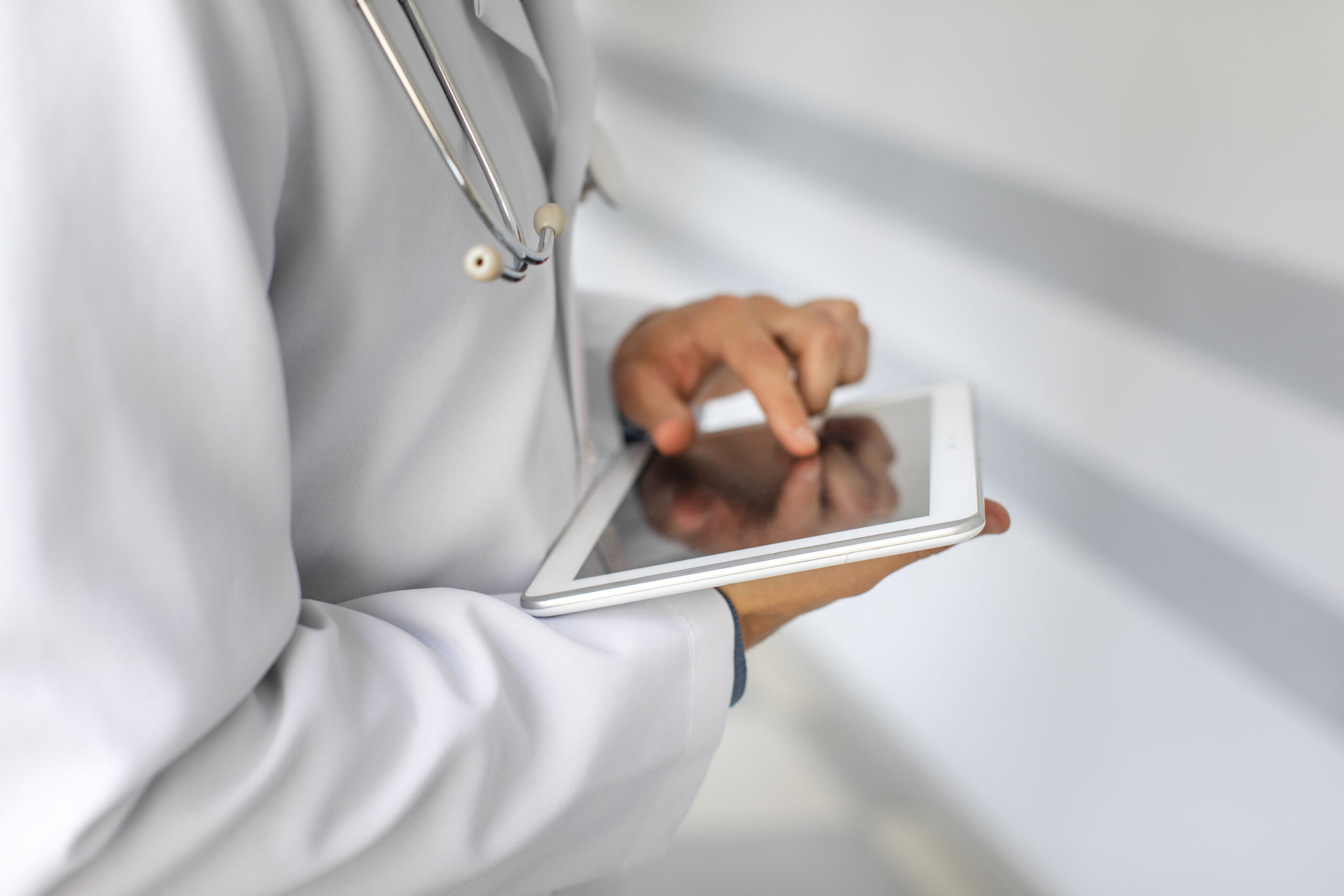 Dokter met tablet